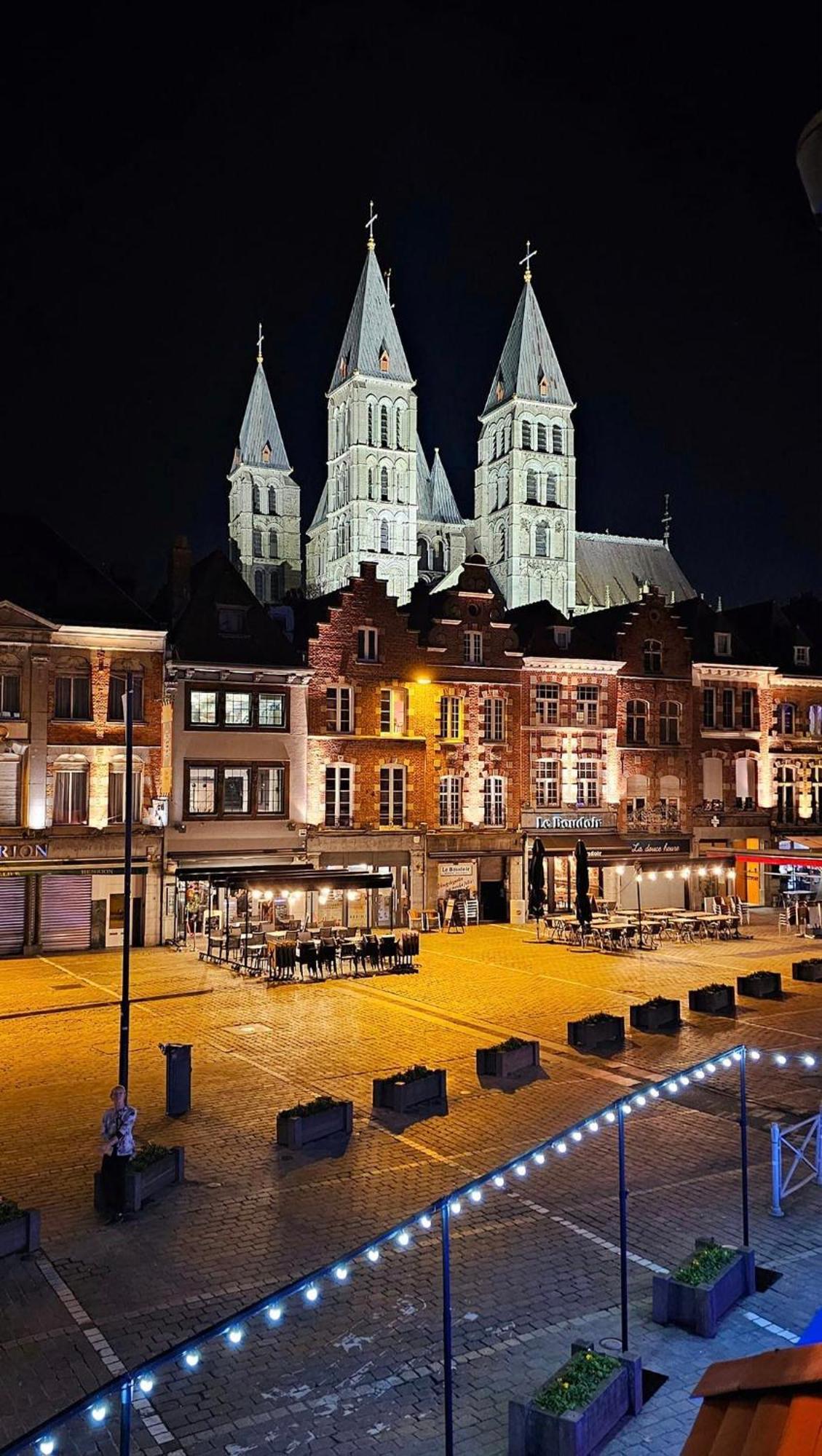 Agora Tournai Wellness Suites 3 Appartements Touristiques Sur La Grand-Place Zewnętrze zdjęcie